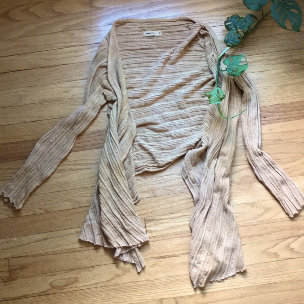 Cropped and tapered light sweater